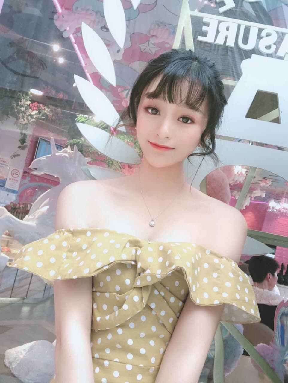 妹子上位啪啪，摇的好陶醉,呻吟的声音好销魂